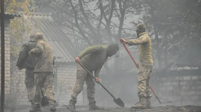 Масштабні пожежі на Луганщині: боротися із вогнем допомагає волинська бригада