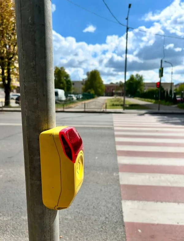 Майже 80% світлофорів у Луцьку вже мають сенсорні кнопки: як це працює (фото)