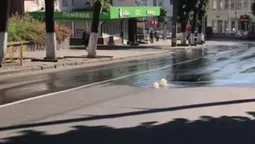 У Луцьку посеред вулиці пробився фонтан (відео) 