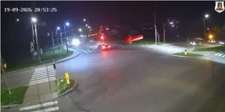 Проігнорував червоний: у Луцьку водій Tesla небезпечно пролетів залізничний переїзд (відео)
