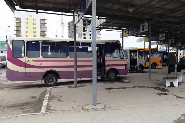 У Луцьку на автостанції велике скупчення пасажирів, зранку автобуси не їздили (відео)