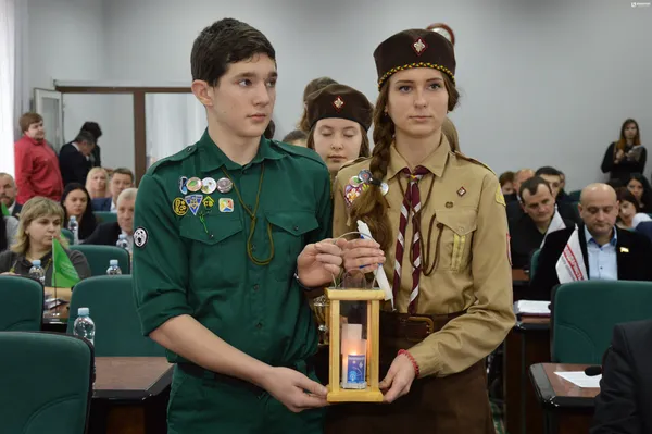 Романюку та луцьким депутатам передали Вифлеємський Вогонь