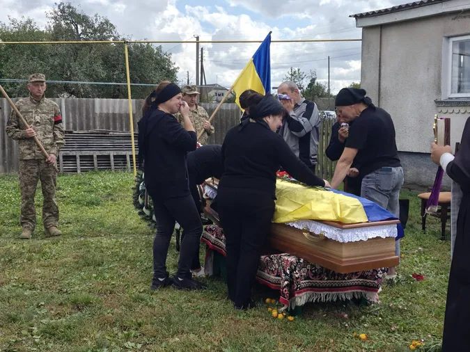Був надзвичайно доброю людиною: на Волині попрощалися із воїном Віталієм Козлом (фото)