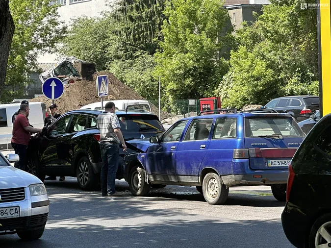 На Глушець легковик «поцілував» кросовера, вулицю скував затор (фото)