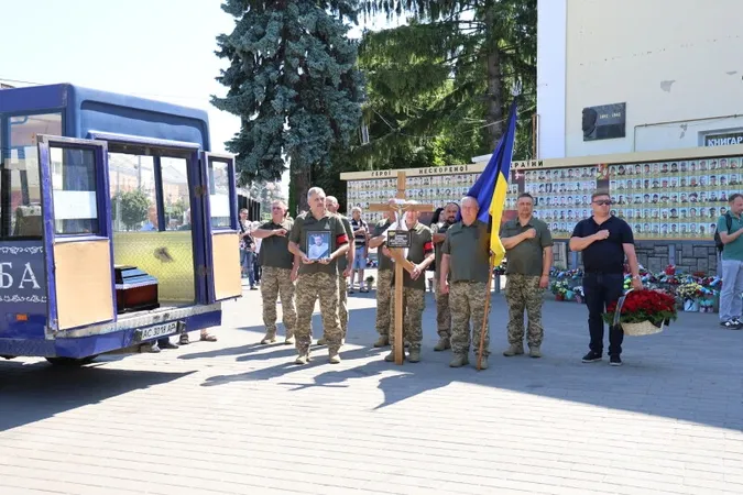 У Луцьку попрощалися з Героєм Дмитром Солонніковим (фото)