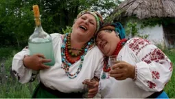 Горілка «пішла» в землю: волинянку оштрафують за 5 літрів самогону
