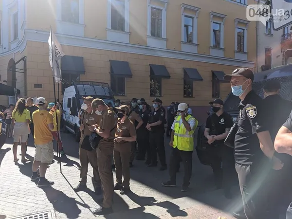 Бійка, газ, яйця: в Одесі марш ЛГБТ не минув без сутичок