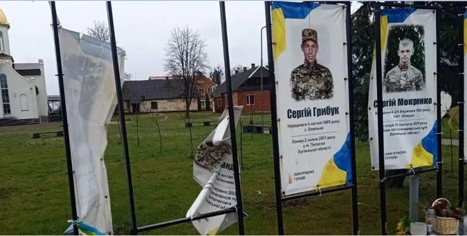 На Волині шквальний вітер понівечив портрети, розкидав лампадки та квіти на Алеї Героїв (фото)