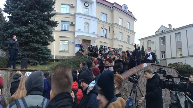 «Пустовіт, виходь!» – студенти протестують під Луцькрадою (фото, оновлюється)