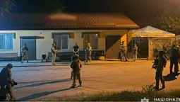 Випустив 60 куль: на Хмельниччині чоловік розстріляв з автомата поліціянтів (фото)