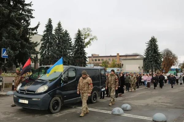 Загинув понад 2 роки тому: на Волині в останню дорогу провели полеглого воїна Костянтина Клюбу (відео)