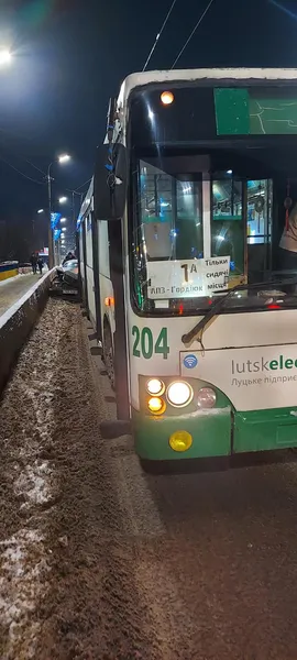 У Луцьку – ДТП на мосту: легковик влетів у тролейбус (фото)