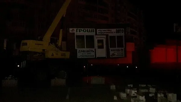 Луцькі муніципали демонтували незаконний кіоск на Кравчука (фото)