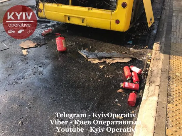 У Києві спалахнув тролейбус із 40 пасажирами всередині (фото,відео)