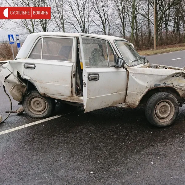 На волинській трасі зіткнулися три авто: є потерпіла (фото)