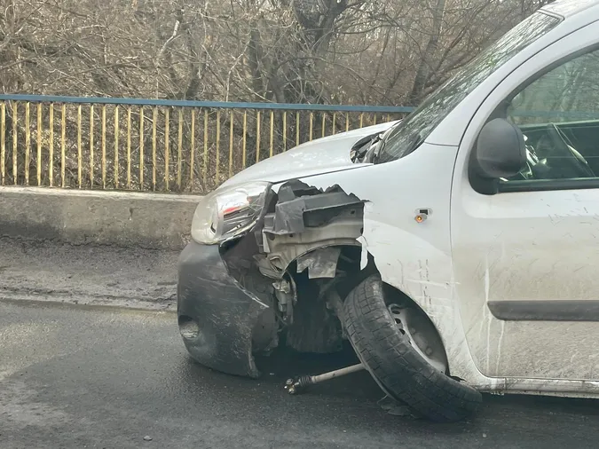 У Луцьку – аварія: пошкоджені авто стоять обабіч мосту (фото, відео, оновлено)
