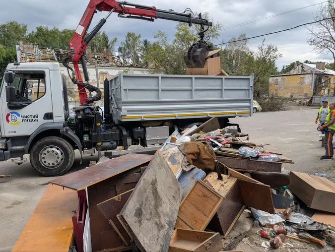 120 тонн «відходів руйнації»: у Луцьку ліквідовують наслідки вибухів (фото)