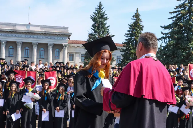 Спека, сльози і дипломи: у ВНУ – випускний (фото, відео)