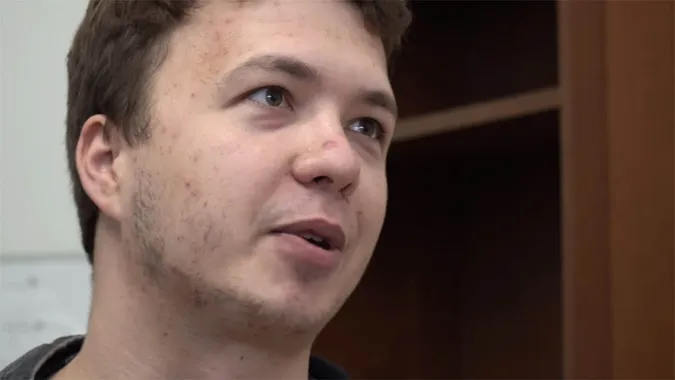 У Мінську після екстреної посадки літака затримали опозиційного блогера Романа Протасевича