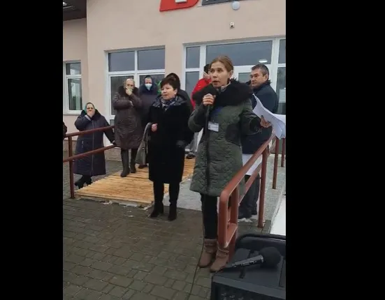 «Доктор Саша»: через невакцинованого фельдшера селяни перекриють трасу Ковель-Брест (відео)
