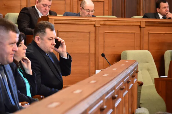 ...Савчуку ж не до біганини залом. Він весь час цікавиться, яка ситуація з обшуками в його університеті...