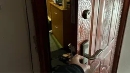 Заклинив замок: волинські рятувальники визволяли дворічного малюка з квартири (фото)