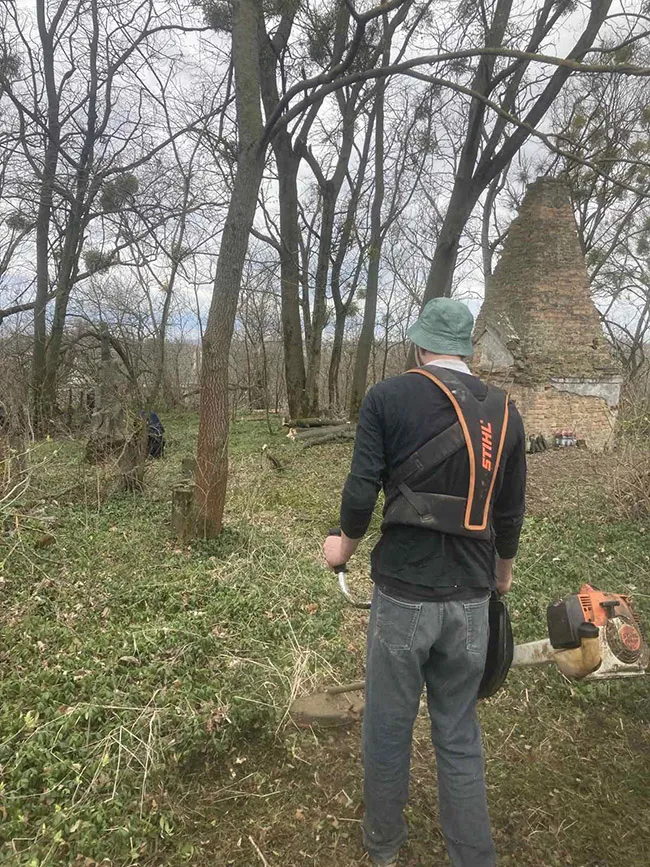 На знак подяки: на Волині і на Рівненщині українці прибирають польські кладовища (фото)