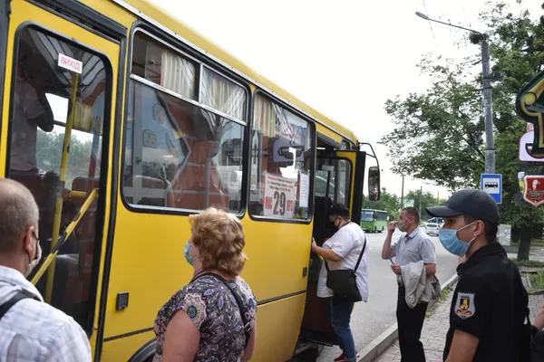 Е-квитки і маски: у Луцьку перевірили пасажирів громадського транспорту (фото)