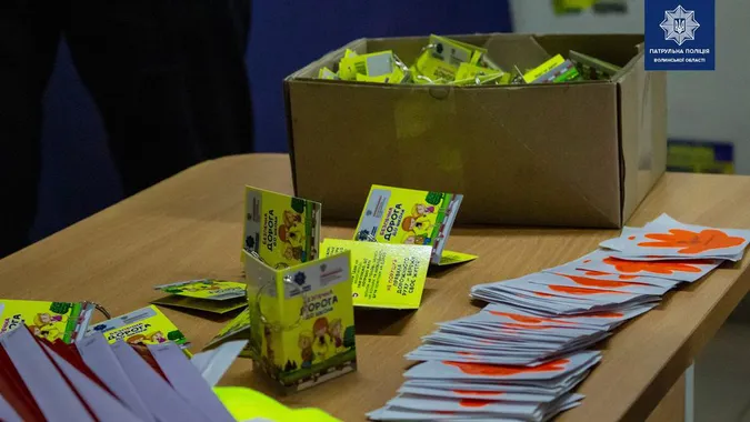 На Волині школярам подарували світловідбивні елементи (фото)