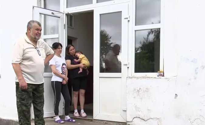 Переселенці в Олиці відмовляються виїжджати з будівлі, яку хочуть закрити на ремонт (відео)
