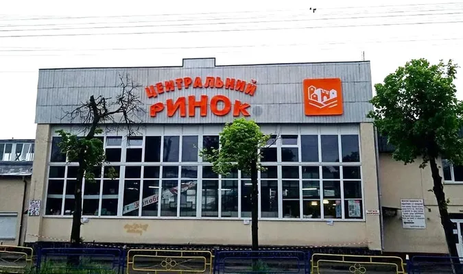 На «Центральному ринку» оновили фасад головного павільйону