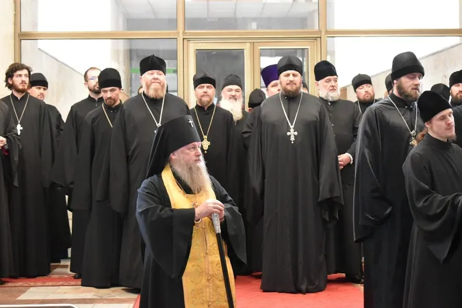 До Волинської ОДА прийшли священники «Московського» патріархату (фото)