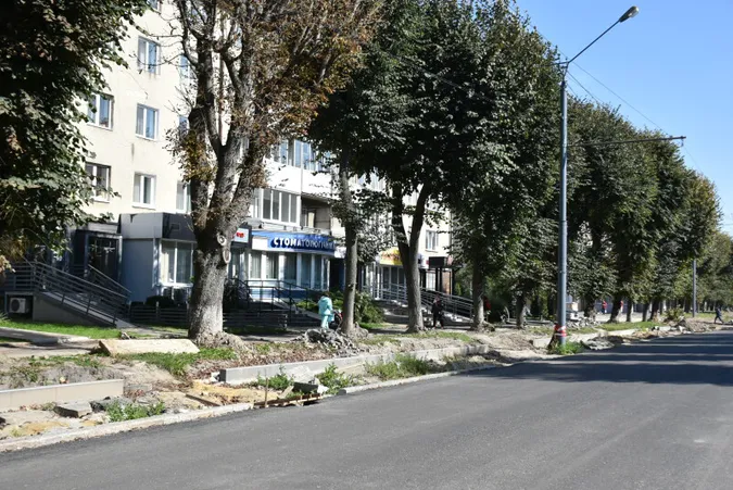 «Працюйте понаднормово!»: Поліщук наказав прискорити реконструкцію центрального проспекту Луцька (фото)