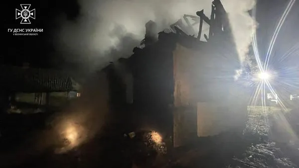 На Ківерцівщині горів будинок: під час гасіння виявили тіло чоловіка (фото, відео)