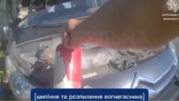 У Ковелі поліція допомогла загасити авто, з якого йшов дим (відео)