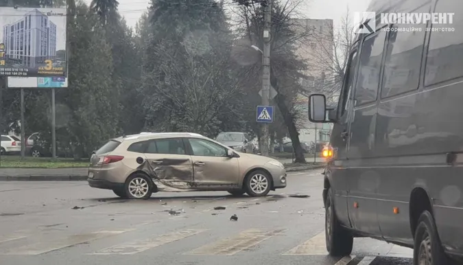 Не надав перевагу: як у Луцьку «рено» порушує ПДР (фото)
