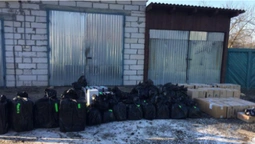 Понад тисячу пляшок і 26 ящиків цигарок: на Волині "накрили" контрабандний склад