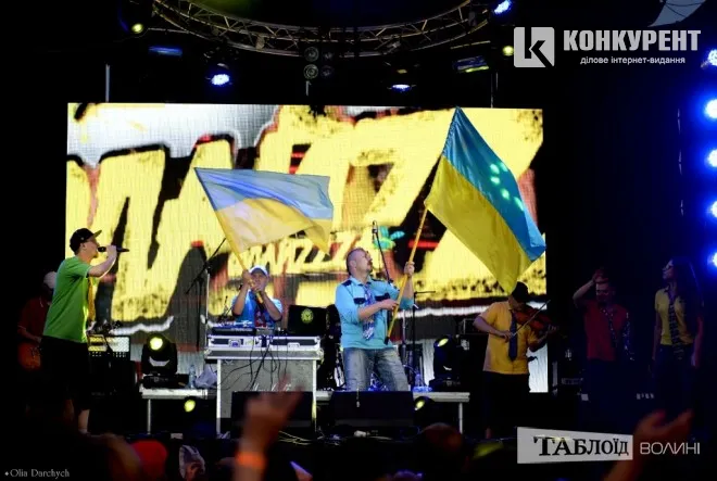 Виступив гурт «Well» із Одеси, «Етно XL» з Рівного та луцькі гурти «Санмай» і «Флайззза»