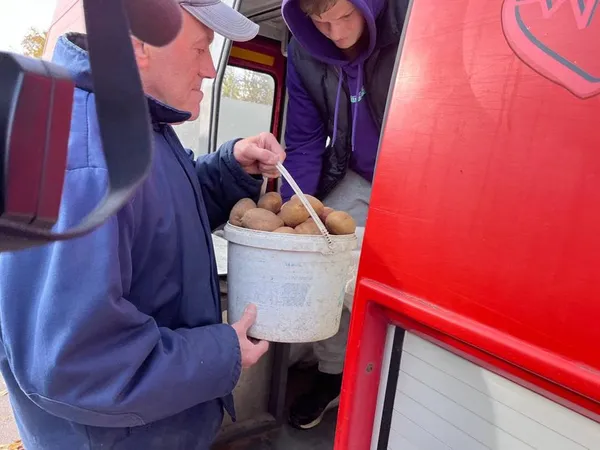 8 тонн картоплі: на Волині громада збирає продукти для місцевої лікарні (фото)
