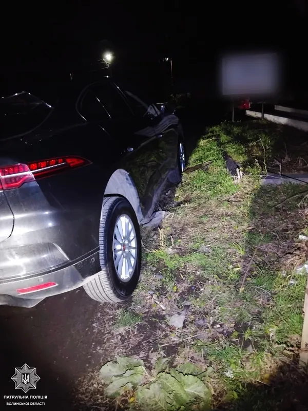 У Луцьку водійка на Jaguar «вилетіла» на бордюр (фото)