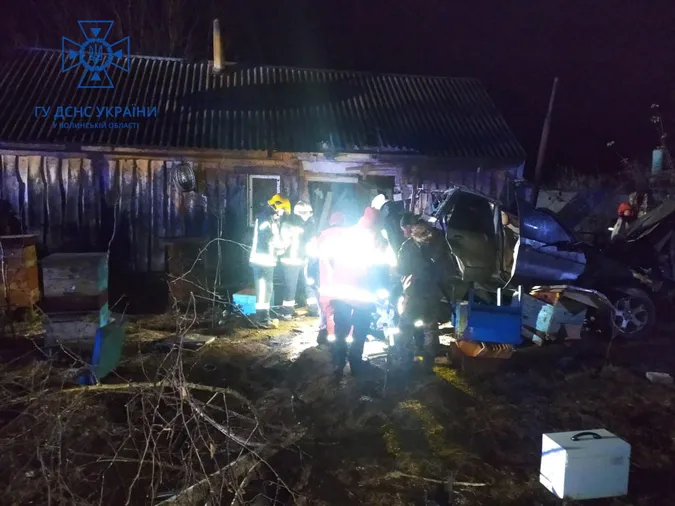 На Ковельщині автомобіль в'їхав в житловий будинок: є жертви (фото)