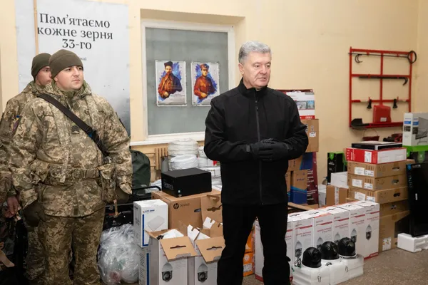 Порошенко привіз десантникам в Авдіївку обладнання для відеорозвідки й мандарини (фото)