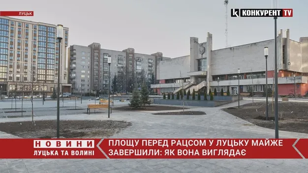 Ліхтарі, ялинки, лавки: у Луцьку завершують облаштування площі перед РАЦСом (фото, відео)