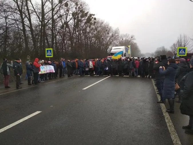 Біля Новосілок на Волині перекрили дорогу (фото)