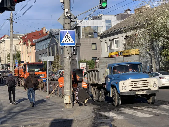 У центрі Луцька латають дорогу (фото)