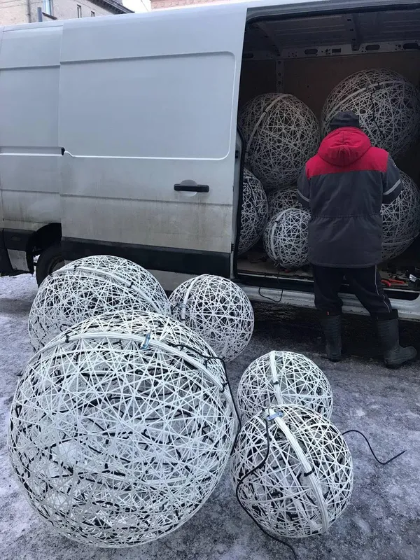 У центрі Луцька монтують святкову ілюмінацію (фото)