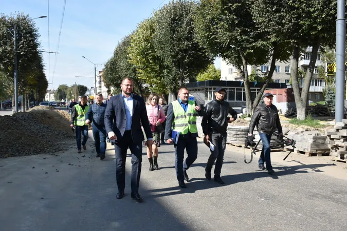 «Працюйте понаднормово!»: Поліщук наказав прискорити реконструкцію центрального проспекту Луцька (фото)