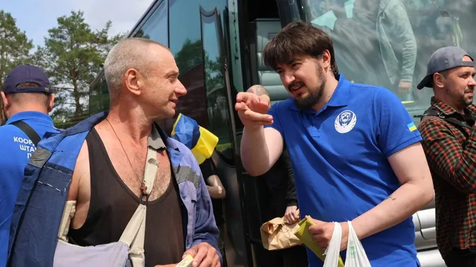 Четвертий обмін за тиждень: в Україну повернулися бійці, які були в полоні з 2022 року (фото)