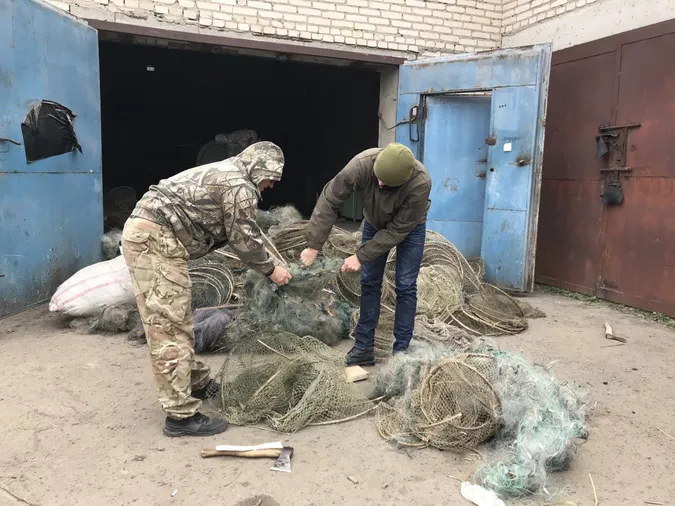 Рубали сокирою та шматували ножем: на Волині знищили майже 19 кілометрів браконьєрських сіток (відео)