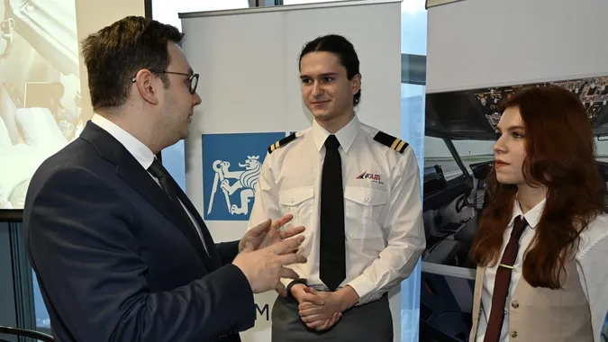 Чехія готує 20 пілотів цивільної авіації для України